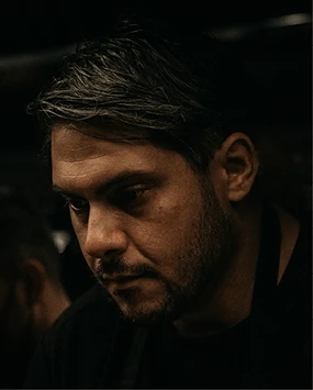 Chef Athinagoras Kostakos in the Óris fire kitchen